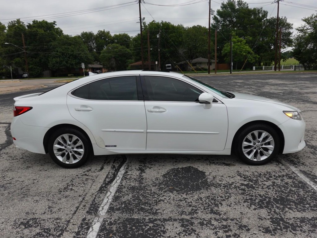 Lexus ES 300h Vehicle Full-screen Gallery Image 08