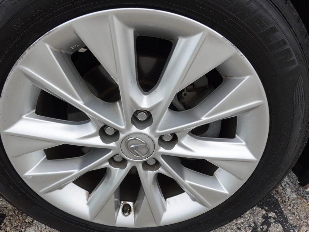 Lexus ES 300h Vehicle Full-screen Gallery Image 09