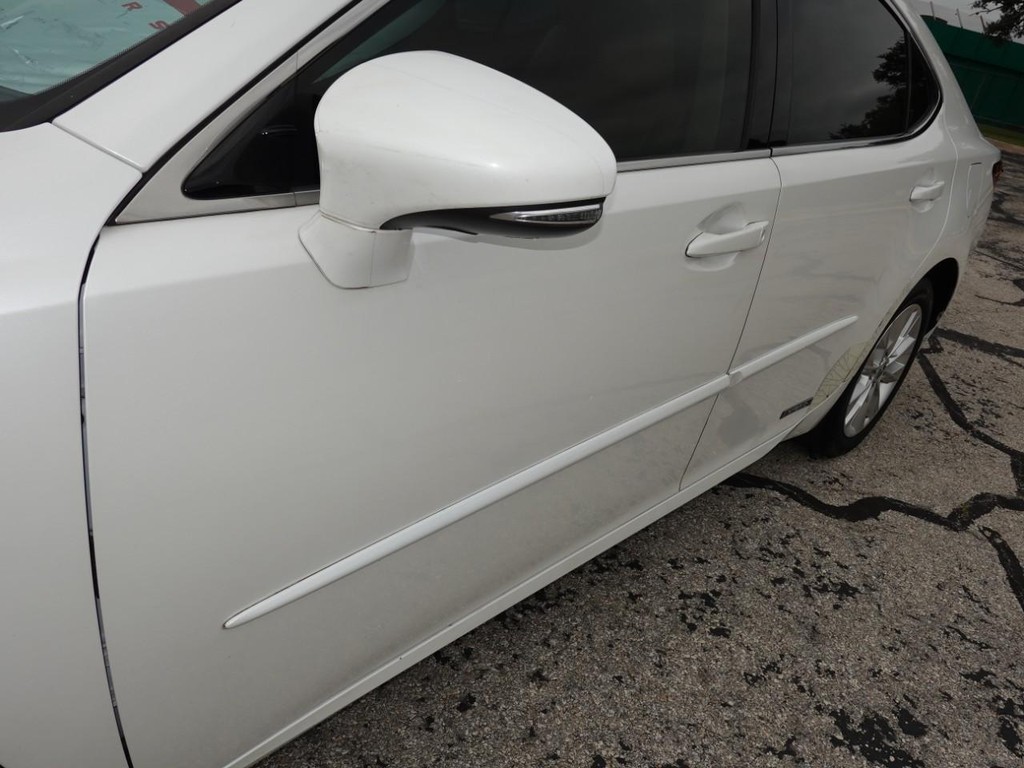 Lexus ES 300h Vehicle Full-screen Gallery Image 10