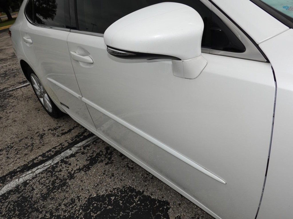 Lexus ES 300h Vehicle Full-screen Gallery Image 11