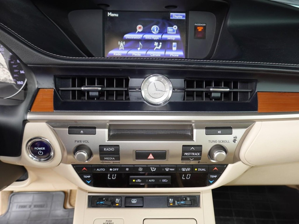 Lexus ES 300h Vehicle Full-screen Gallery Image 14