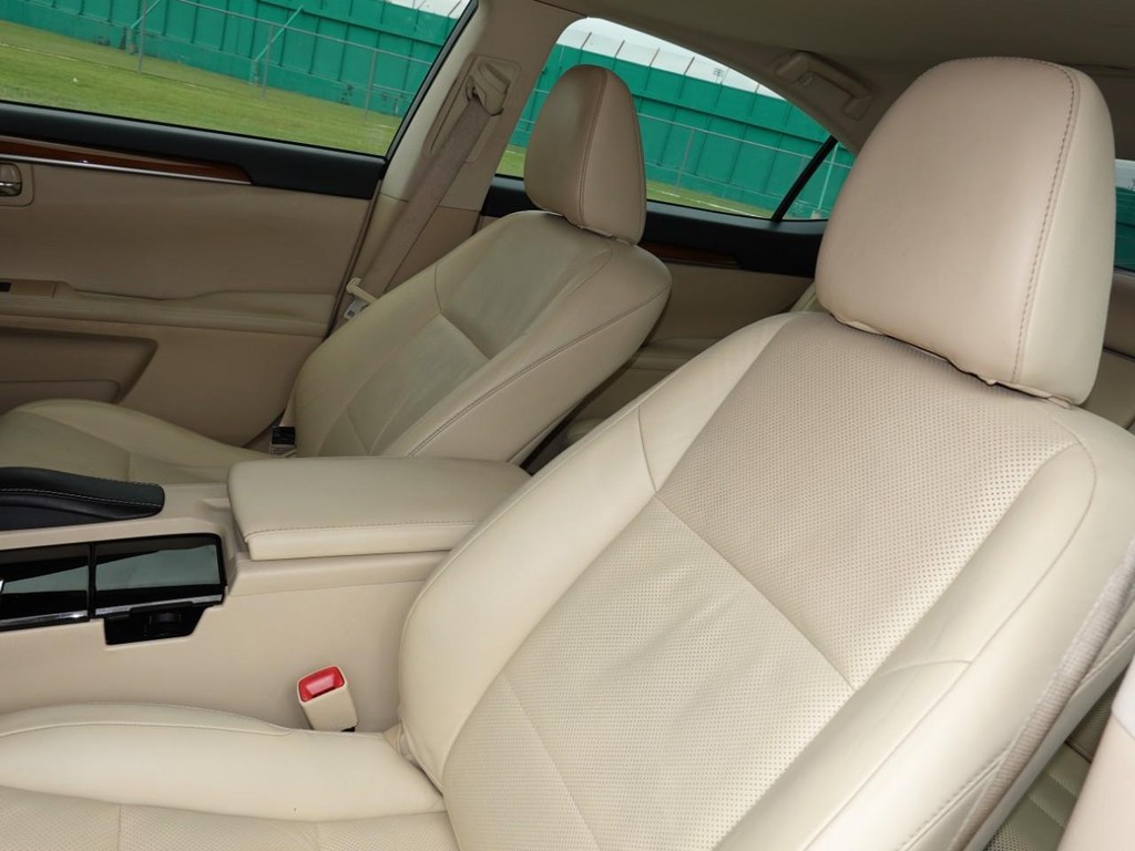 Lexus ES 300h Vehicle Full-screen Gallery Image 16