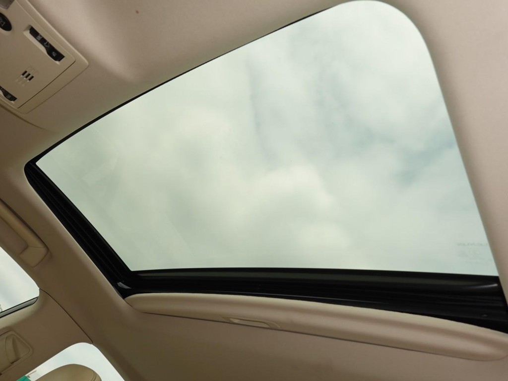 Lexus ES 300h Vehicle Full-screen Gallery Image 17