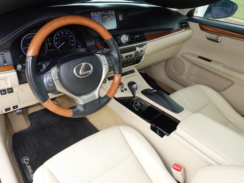 Lexus ES 300h Vehicle Full-screen Gallery Image 18