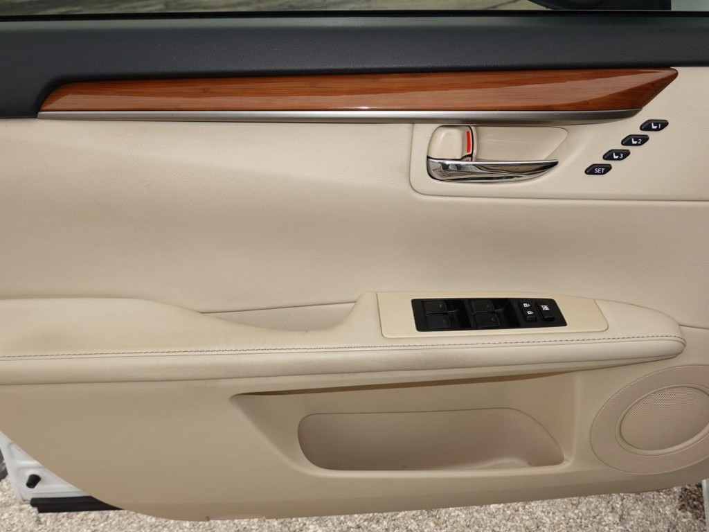 Lexus ES 300h Vehicle Full-screen Gallery Image 19