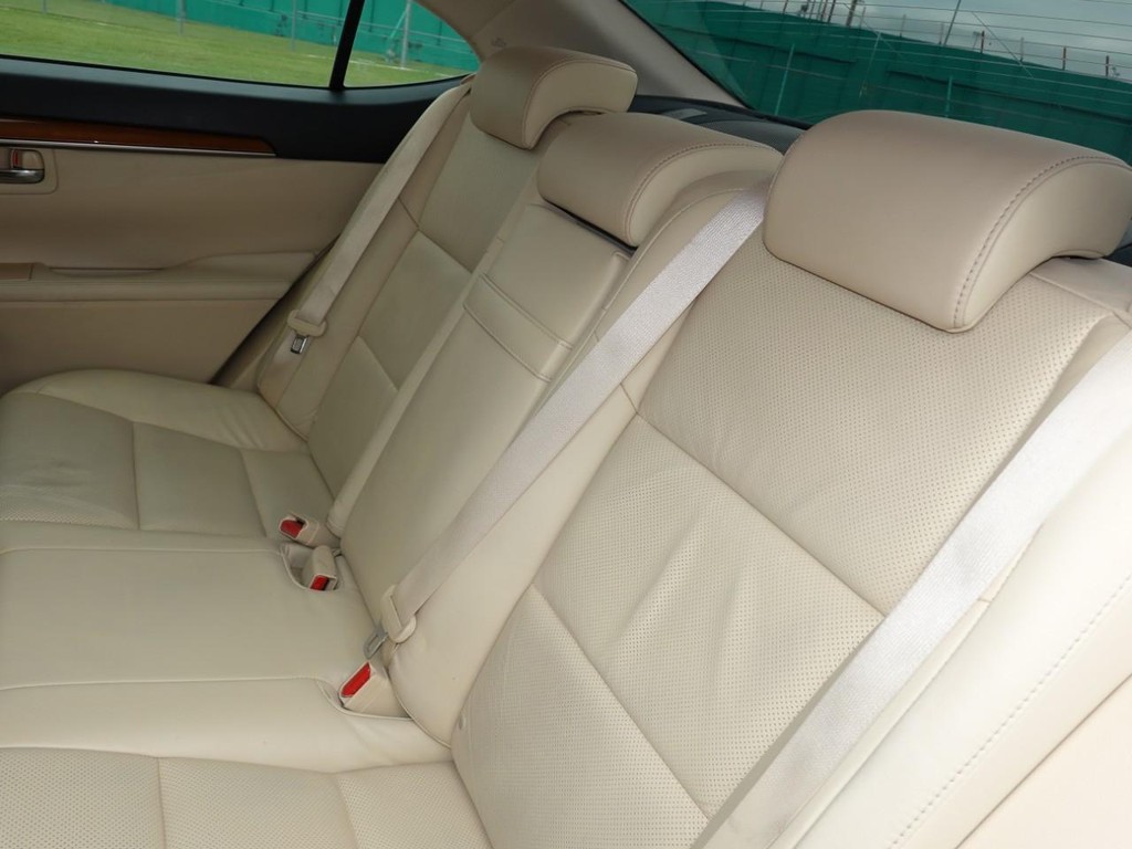 Lexus ES 300h Vehicle Full-screen Gallery Image 20