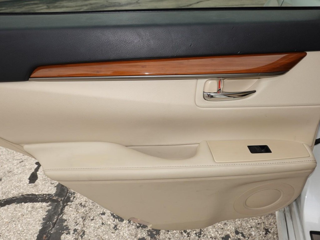 Lexus ES 300h Vehicle Full-screen Gallery Image 21