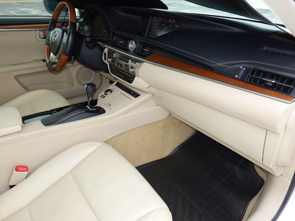 Lexus ES 300h Vehicle Full-screen Gallery Image 22