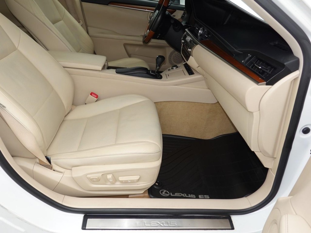 Lexus ES 300h Vehicle Full-screen Gallery Image 23