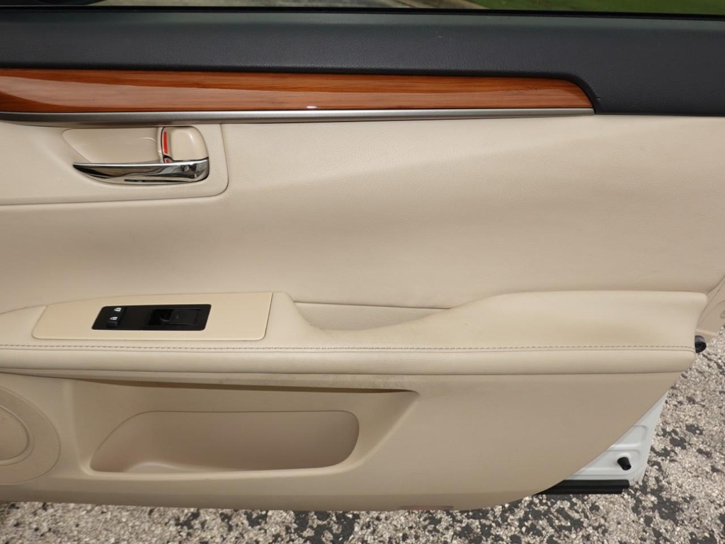 Lexus ES 300h Vehicle Full-screen Gallery Image 24