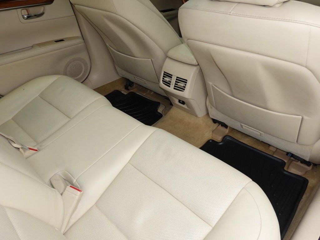 Lexus ES 300h Vehicle Full-screen Gallery Image 25