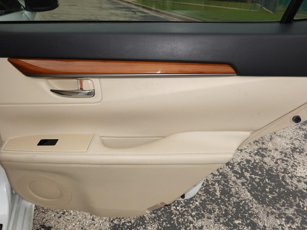 Lexus ES 300h Vehicle Full-screen Gallery Image 26