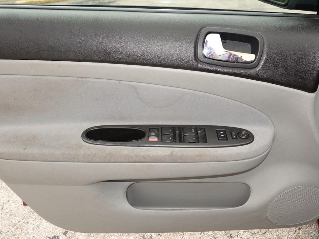 Chevrolet Cobalt Vehicle Full-screen Gallery Image 17