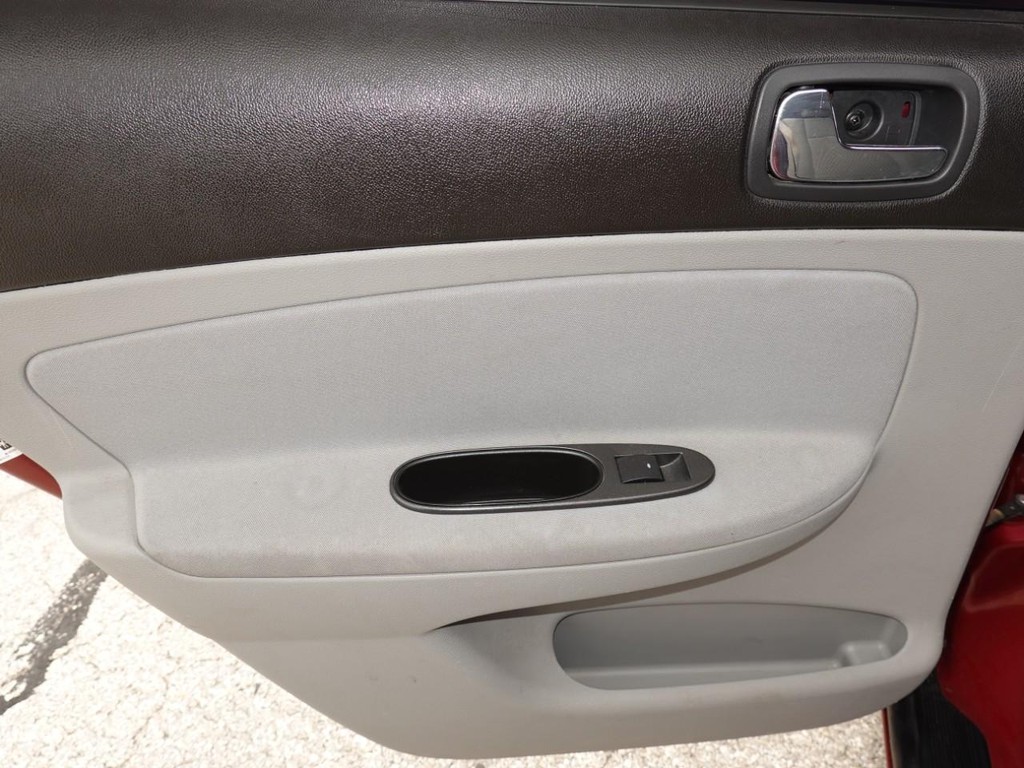 Chevrolet Cobalt Vehicle Full-screen Gallery Image 19