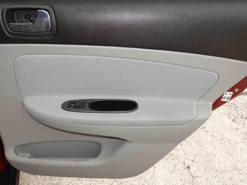Chevrolet Cobalt Vehicle Full-screen Gallery Image 24