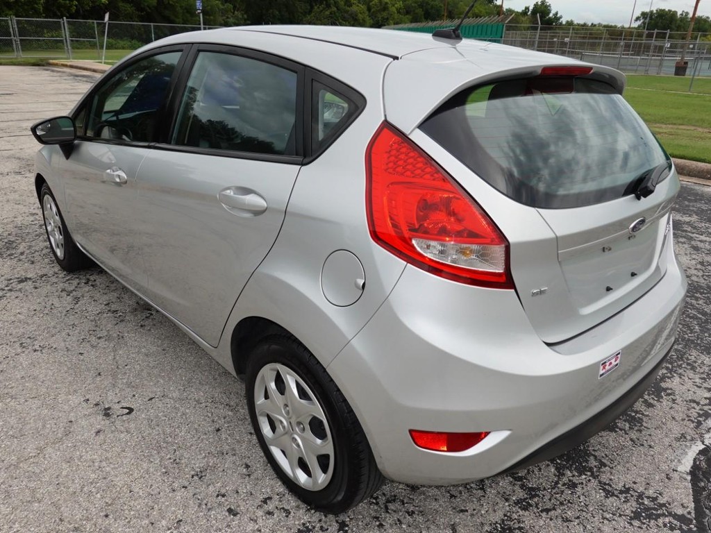 Ford Fiesta Vehicle Full-screen Gallery Image 05