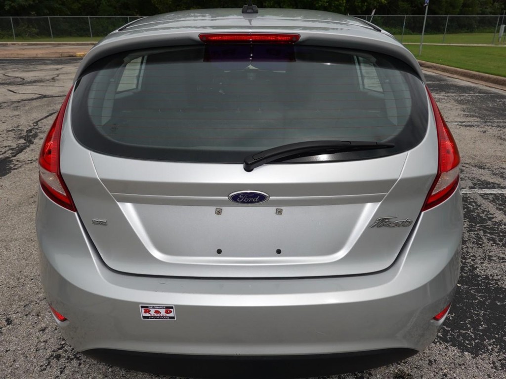 Ford Fiesta Vehicle Full-screen Gallery Image 06