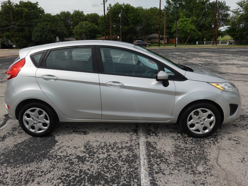 Ford Fiesta Vehicle Full-screen Gallery Image 08