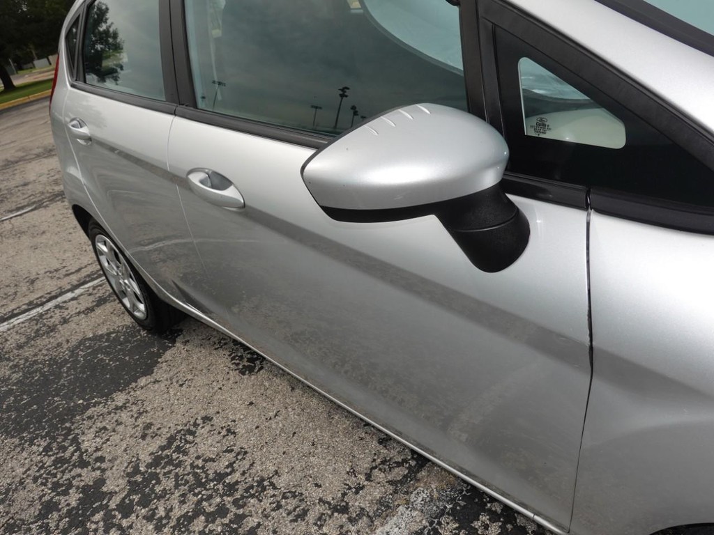 Ford Fiesta Vehicle Full-screen Gallery Image 11