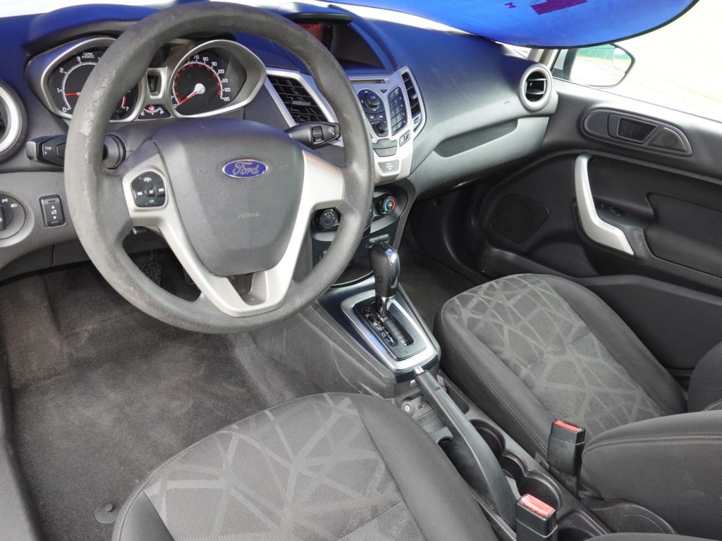 Ford Fiesta Vehicle Full-screen Gallery Image 16