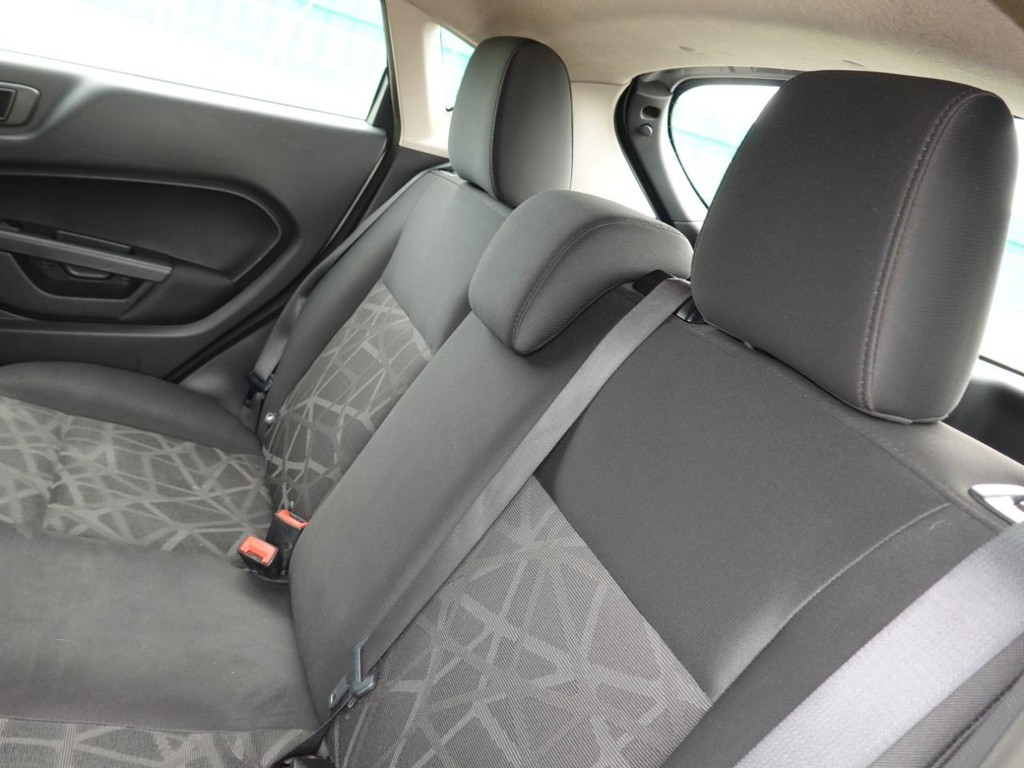 Ford Fiesta Vehicle Full-screen Gallery Image 17