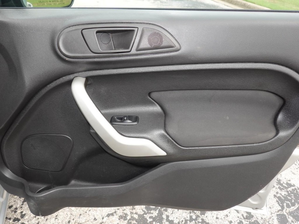 Ford Fiesta Vehicle Full-screen Gallery Image 21