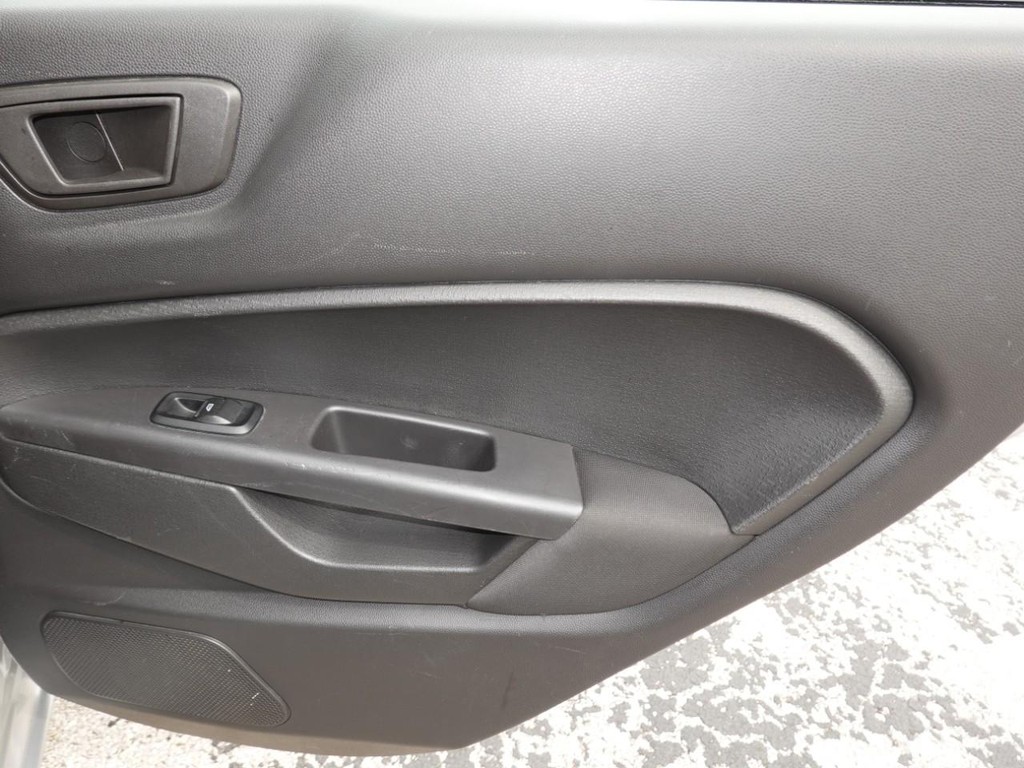 Ford Fiesta Vehicle Full-screen Gallery Image 23