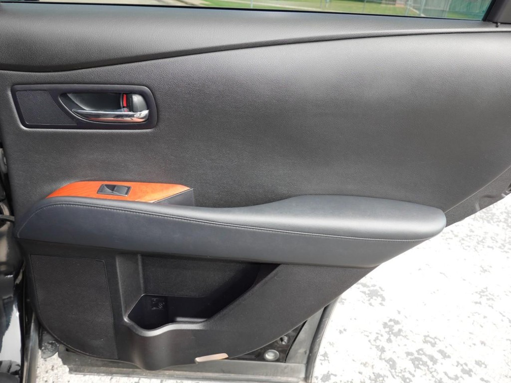 Lexus RX 350 Vehicle Full-screen Gallery Image 26