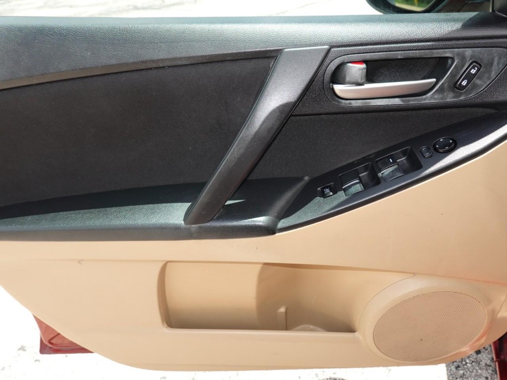 Mazda Mazda3 Sedan Vehicle Full-screen Gallery Image 17