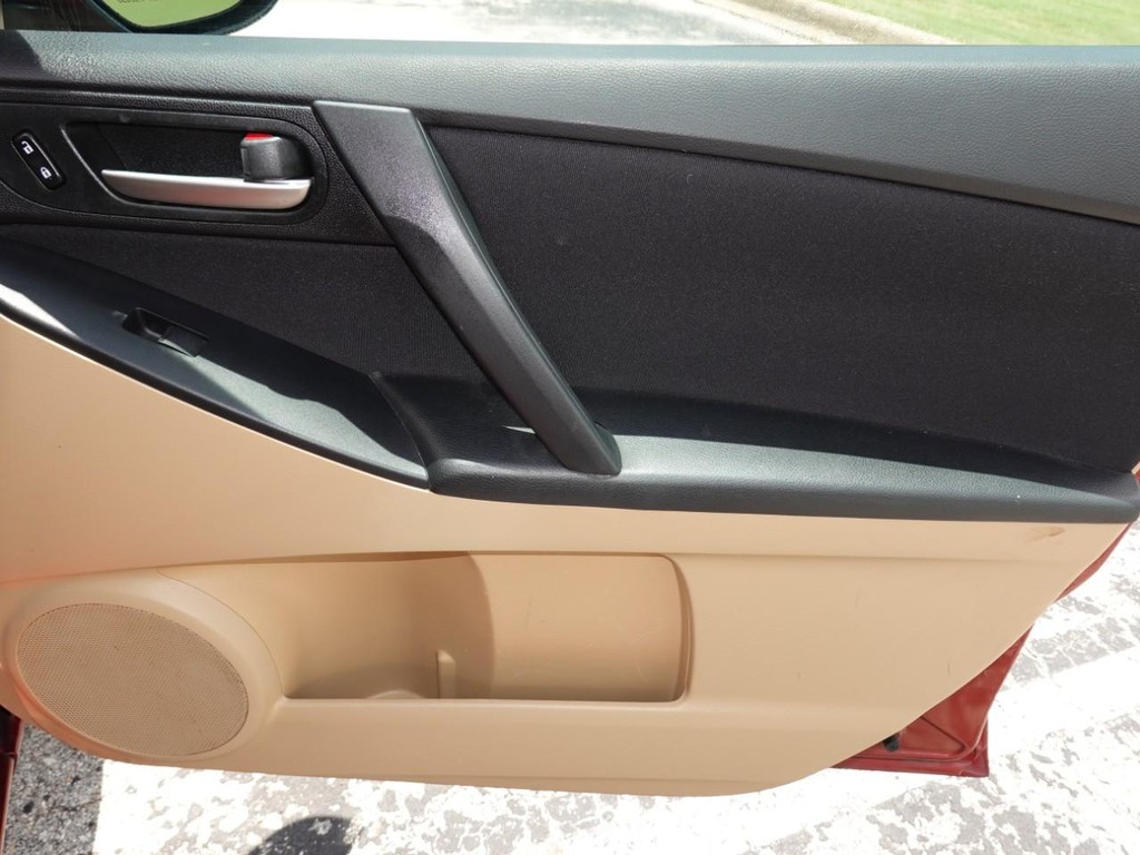 Mazda Mazda3 Sedan Vehicle Full-screen Gallery Image 21