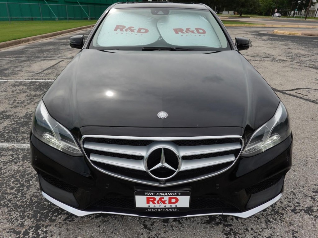 Mercedes-Benz E-Class Vehicle Full-screen Gallery Image 02