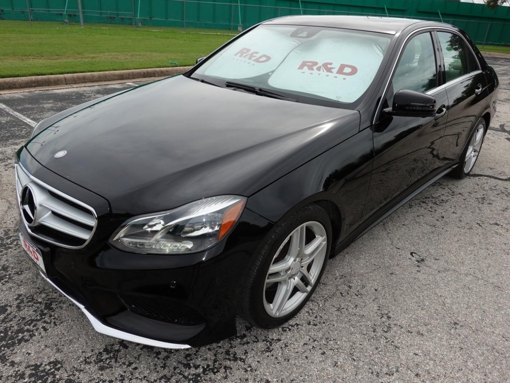 Mercedes-Benz E-Class Vehicle Full-screen Gallery Image 03