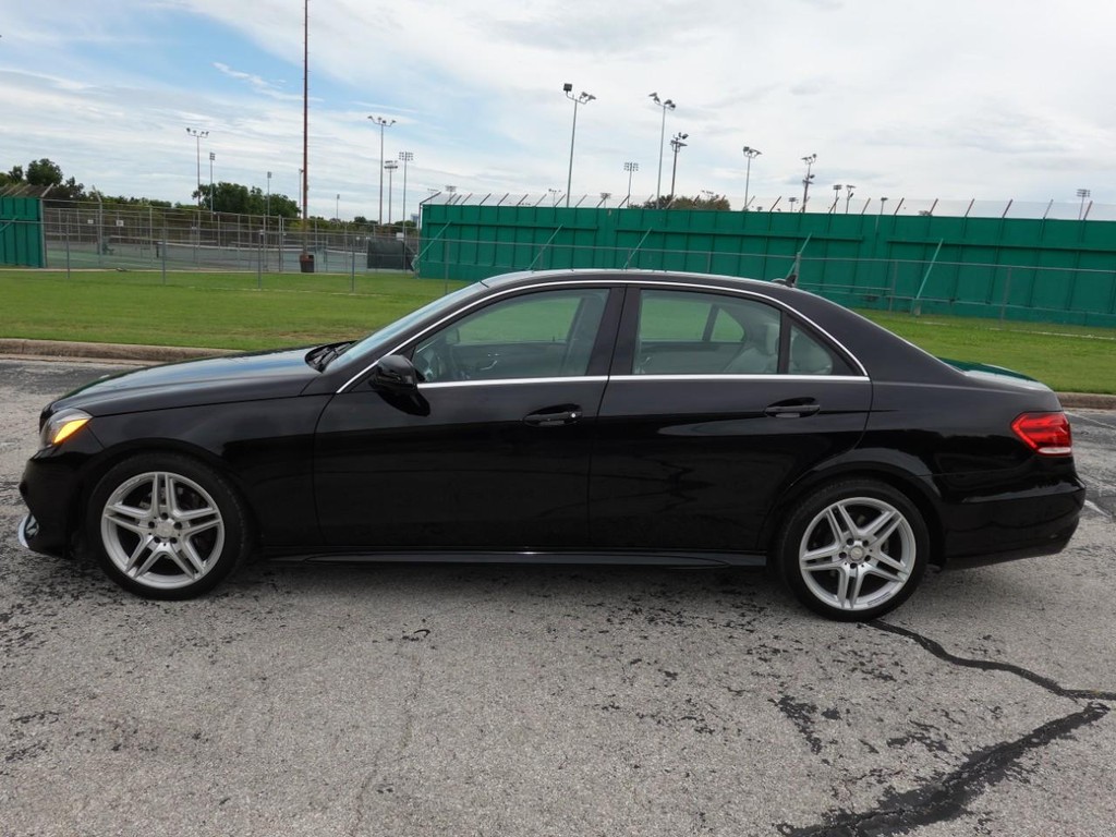 Mercedes-Benz E-Class Vehicle Full-screen Gallery Image 04