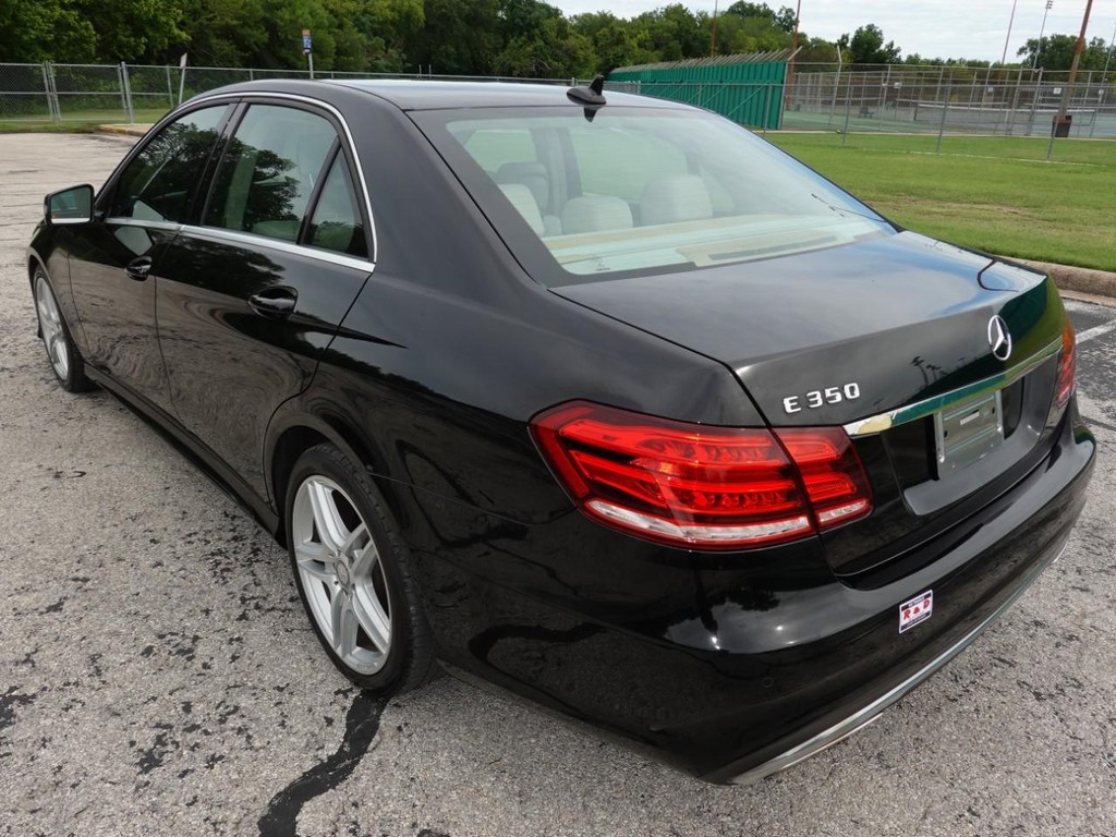 Mercedes-Benz E-Class Vehicle Full-screen Gallery Image 05