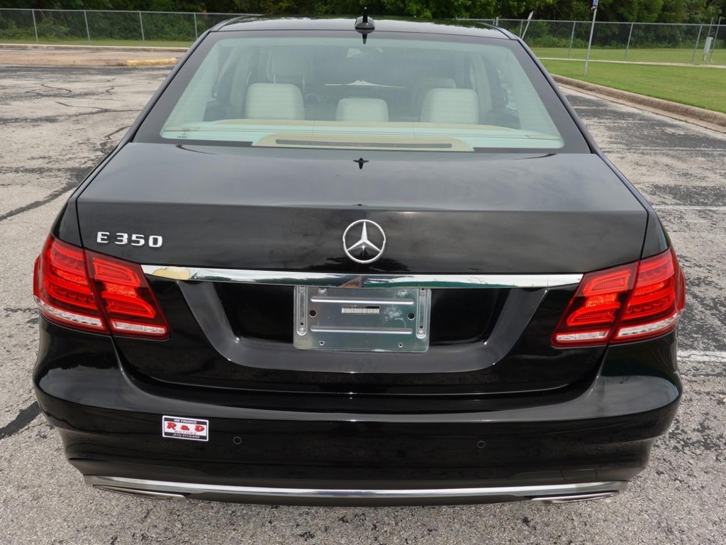 Mercedes-Benz E-Class Vehicle Full-screen Gallery Image 06