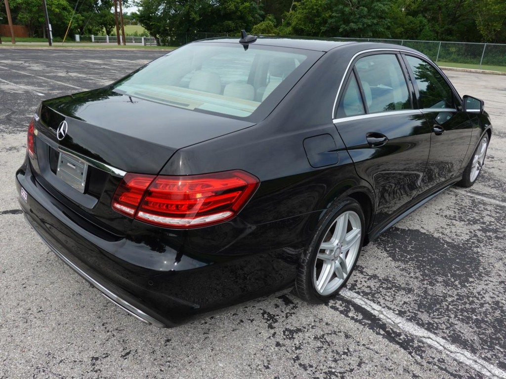 Mercedes-Benz E-Class Vehicle Full-screen Gallery Image 07