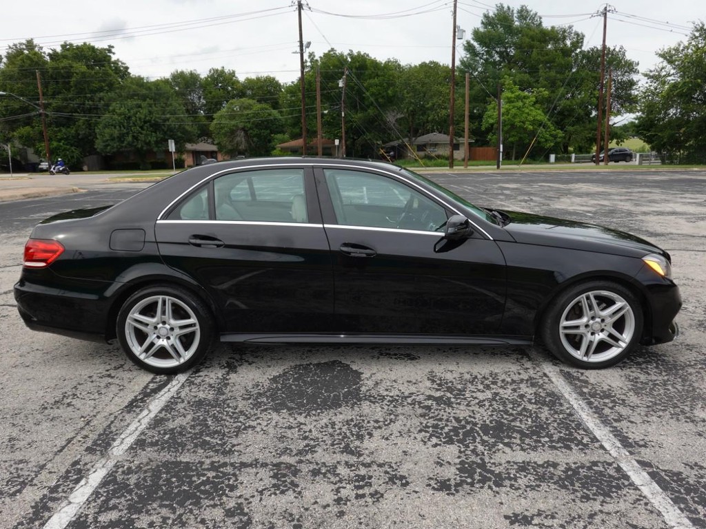 Mercedes-Benz E-Class Vehicle Full-screen Gallery Image 08