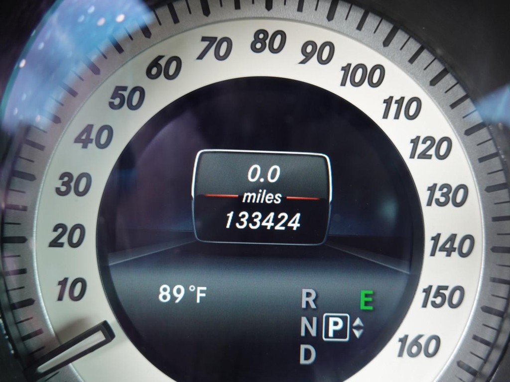 Mercedes-Benz E-Class Vehicle Full-screen Gallery Image 12