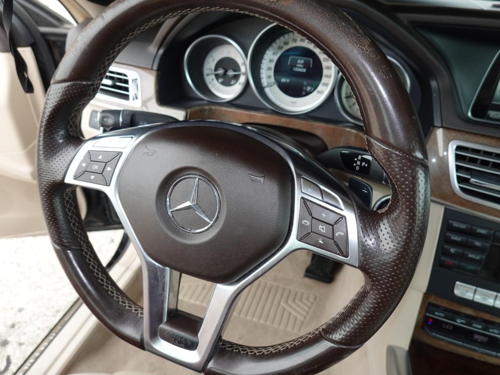 Mercedes-Benz E-Class Vehicle Full-screen Gallery Image 13
