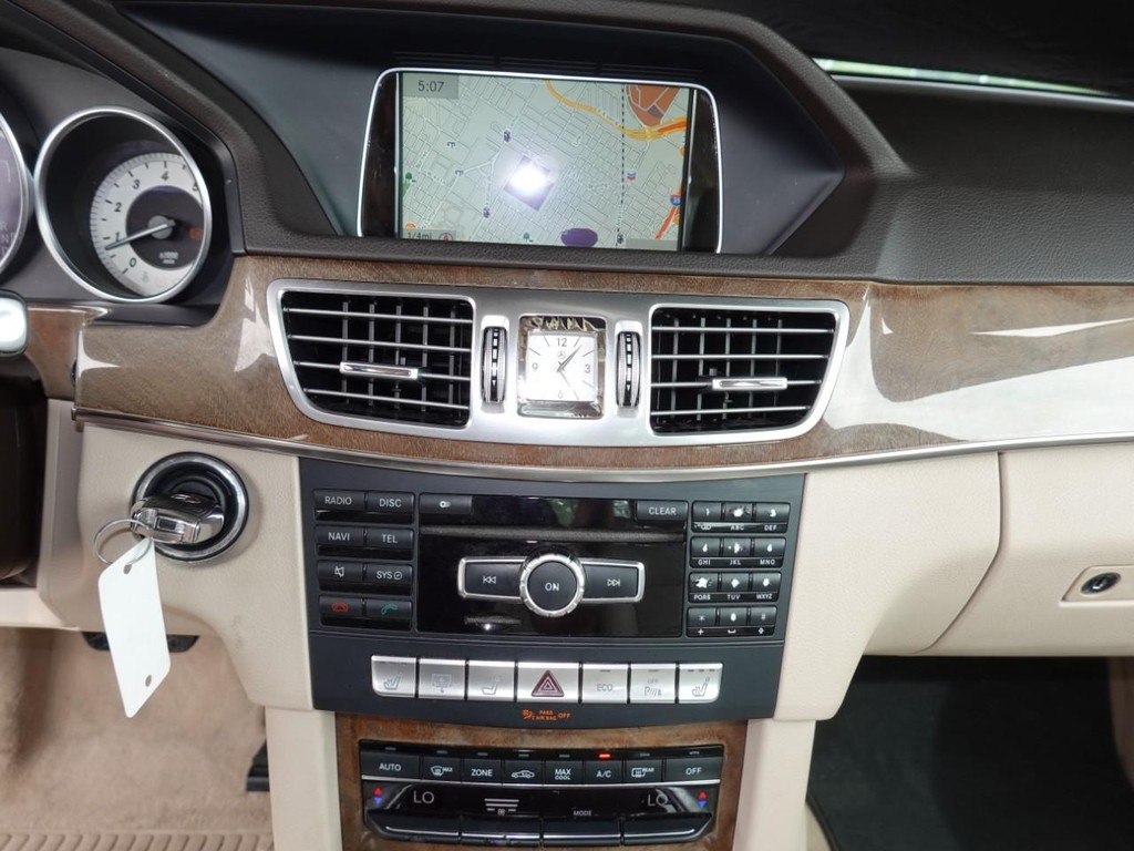 Mercedes-Benz E-Class Vehicle Full-screen Gallery Image 14