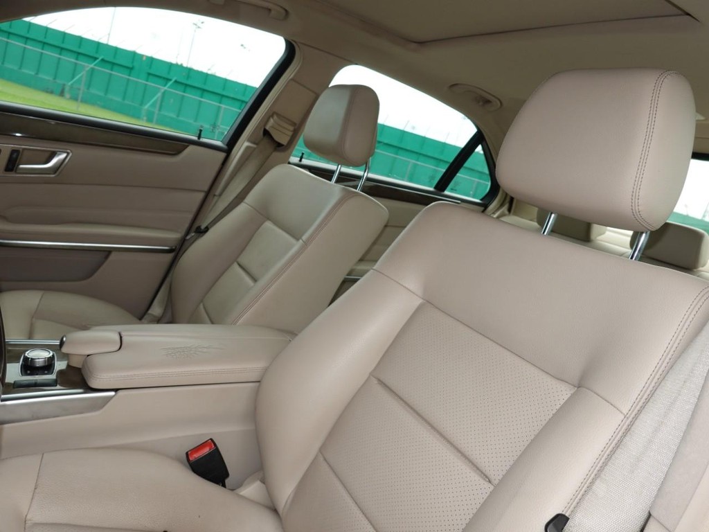 Mercedes-Benz E-Class Vehicle Full-screen Gallery Image 16