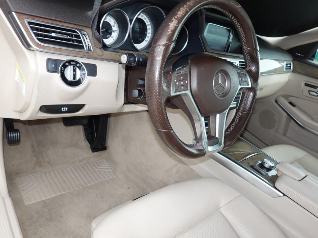 Mercedes-Benz E-Class Vehicle Full-screen Gallery Image 18