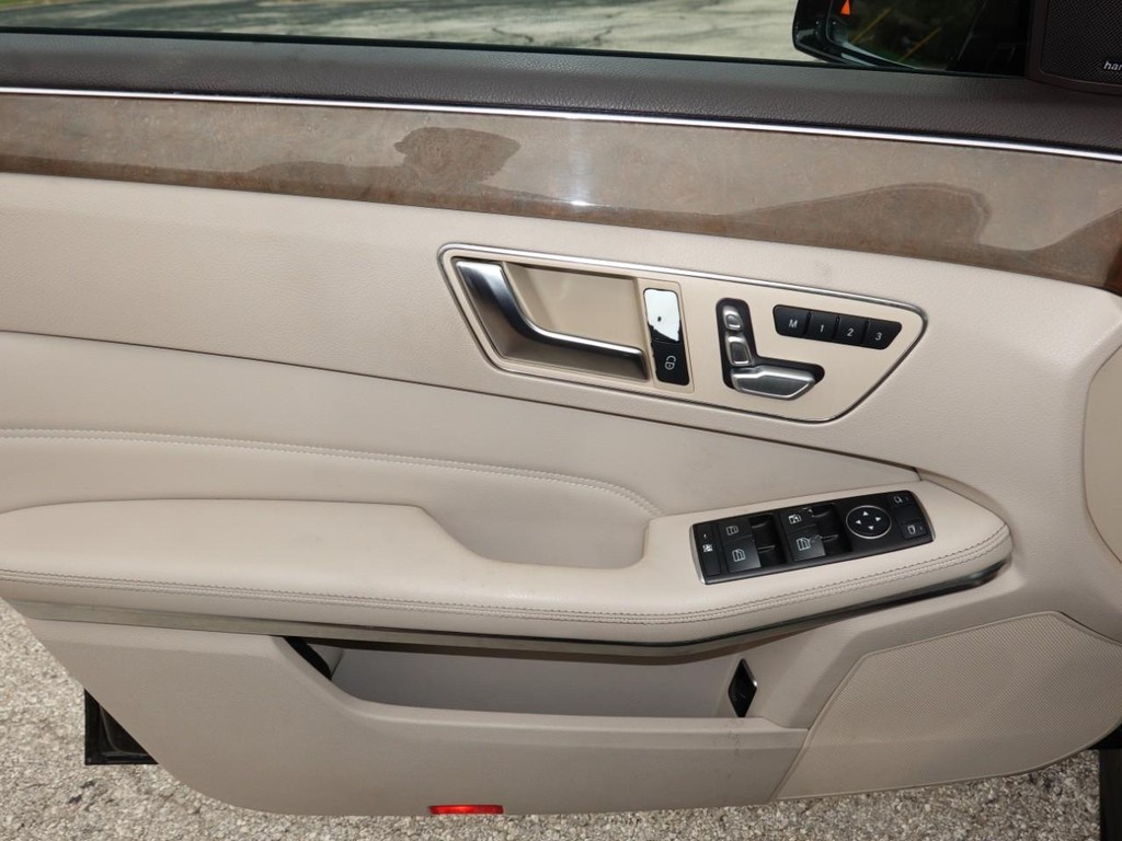 Mercedes-Benz E-Class Vehicle Full-screen Gallery Image 19