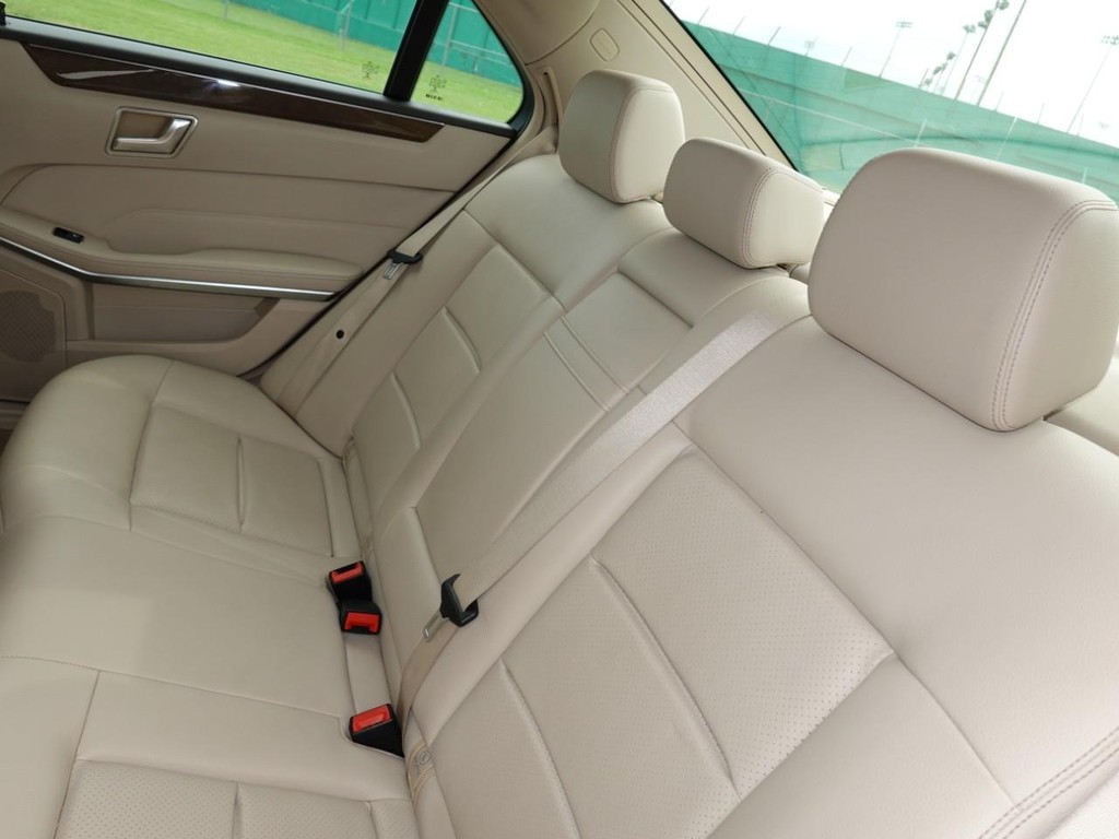 Mercedes-Benz E-Class Vehicle Full-screen Gallery Image 20