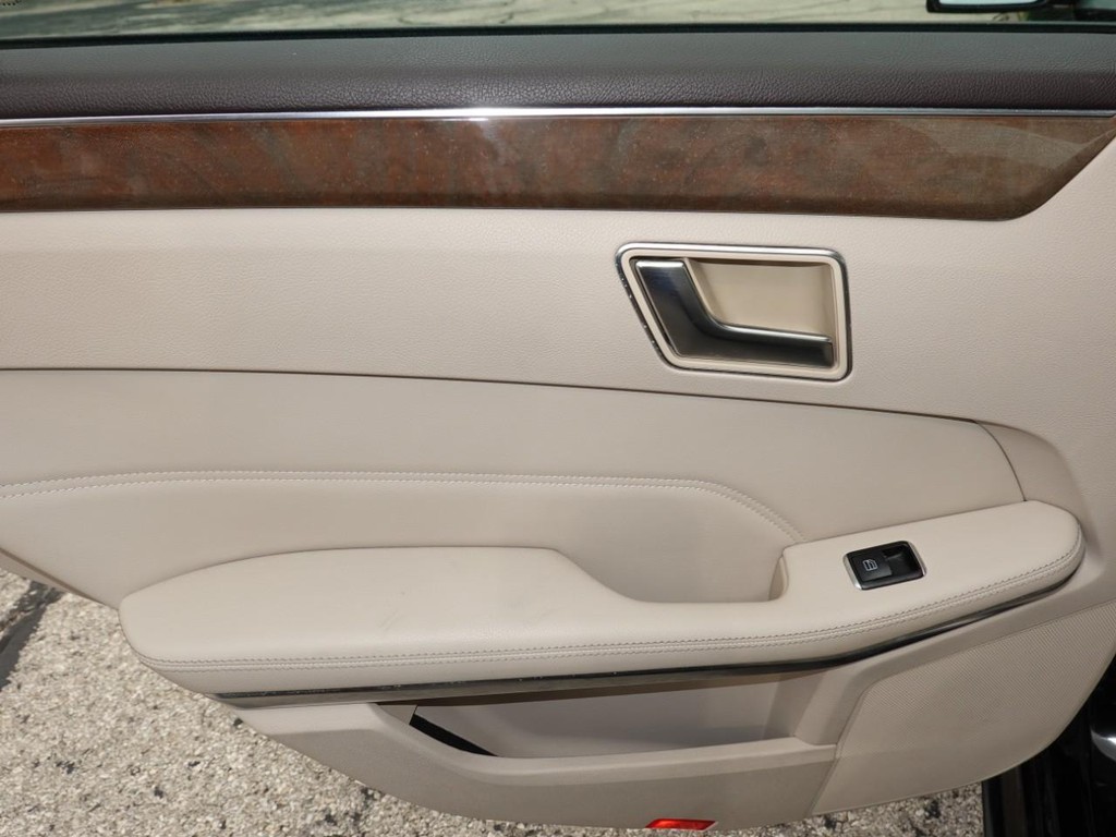 Mercedes-Benz E-Class Vehicle Full-screen Gallery Image 21