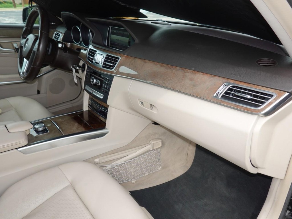 Mercedes-Benz E-Class Vehicle Full-screen Gallery Image 22
