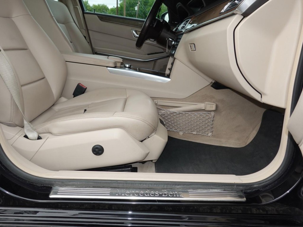 Mercedes-Benz E-Class Vehicle Full-screen Gallery Image 23