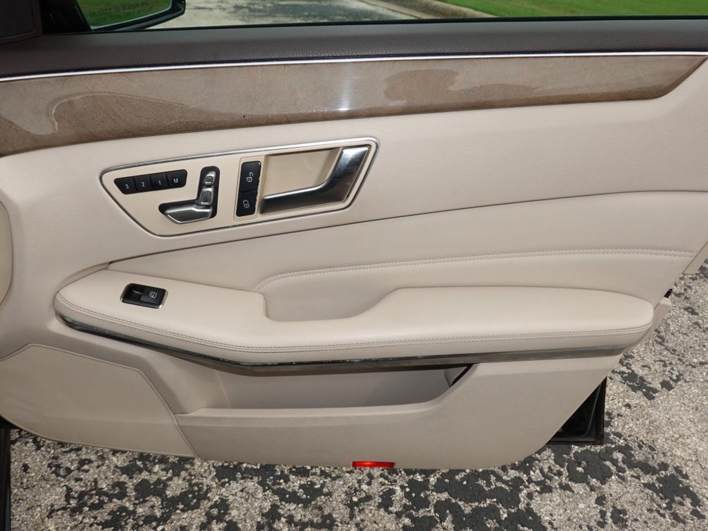 Mercedes-Benz E-Class Vehicle Full-screen Gallery Image 24