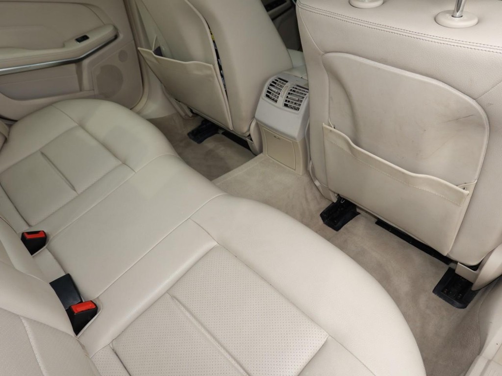 Mercedes-Benz E-Class Vehicle Full-screen Gallery Image 25