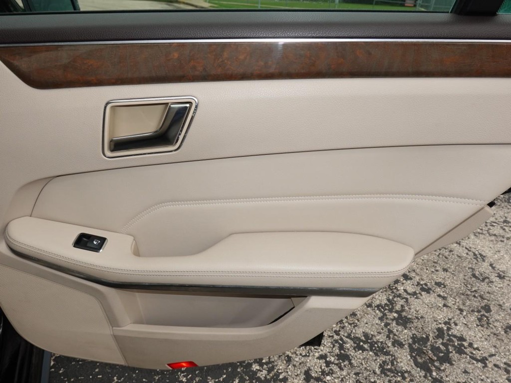 Mercedes-Benz E-Class Vehicle Full-screen Gallery Image 26